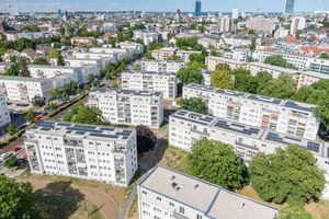  Aufgestockt: Die Fritz-Kissel-Siedlung in Frankfurt wurde um 82 Wohnungen erweitert, die Dächer wurden mit Fotovoltaik-Anlagen ausgestattet. 