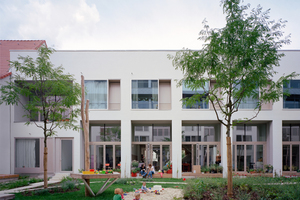  Die Glas-Faltwand Woodline ist ein thermisch getrenntes System, das großzügige Öffnungen der Fassade ermöglicht. Beispiel: Baugruppen-Projekt BIGyard in Berlin von zanderroth Architekten.  