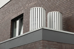  Die Außenmodule der Quellen-Wärmepumpe HTS ARTstyle auf dem Technikanbau: Ihre silbernen Lamellen kontrastieren mit dem Farbton der Fassade 