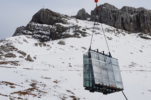  Schon die Baustellenlogistik war herausfordernd. So wurden die Fenster mit dem Helikopter transportiert 