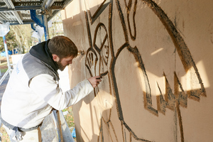  Um die Historie der Siedlung zu erhalten, wurde ein Motiv aus den 1950er-Jahren aufgenommen, vektorisiert und als Sgraffito wieder auf die sanierte Fassade übertragen 