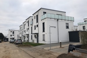  SAT-TV wird im Hanauer Projekt über Glasfaser im gesamten Wohngebiet verteilt, innerhalb der Gebäude werden Koaxialkabel genutzt 