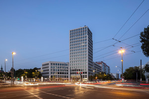  Das „Tor zu Lichtenberg“: Am neu geschaffenen Stefan-Heym-Platz reckt sich mit 18 Stockwerken das Bürohochhaus in den Himmel. Dort hat auch die HOWOGE ihre neue Unternehmenszentrale 