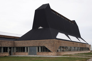  Expressives Dach, Backstein als Gestaltungselement und große Glasfenster: Die Hutfabrik in Luckenwalde zeigt Mendelsohns Experimentierfreude mit Material. 