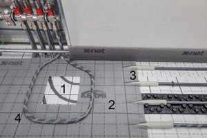  Das Verbindungssystem x-net connect ermöglicht einen effizienten und kontrollierten Heizbetrieb, indem es die Heizwärme vor dem Fußbodenheizungsverteiler gezielt unter dem Estrich durchleitet

1)	Zweiseitig kaschierte EPS-Systemplatte x-net connect base mit eingeschnittenen Zuleitungen – auch als Variante für erhöhten Schallschutz nach VDI 4100
2) Systemplatte x-net connect cover
3) Übergangsbereich der durchlaufenden Zuleitungen von unten auf die verschiedenen x-net Systeme (C17 Klettsystem, C11 Noppensystem, C12 Tackersystem oder C16 Clip System)
4) Separat ausgebildeter Heizkreis mit Klettrohr in der Ebene über den durchlaufenden Zuleitungen – einzeln zu regeln und erfüllt damit die Anforderungen des GEG 