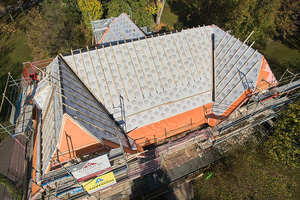  Auf dem Gelände des Klinikums erhielt die ehemalige Apotheke der „Königlichen Heilanstalt Weinsberg“ ein neues Dach 