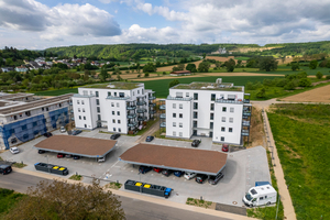  Vor den Häusern wurden zwei große Carports für die Fahrzeuge der Mieter platziert 