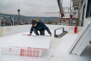  Eine gute Wärmedämmung sorgt für einen effizienten Betrieb der Gebäude und für eine hohe Behaglichkeit in den Innenräumen. Hier werden die Terrassenflächen gedämmt und im Anschluss mit dem Bodenbelag belegt 