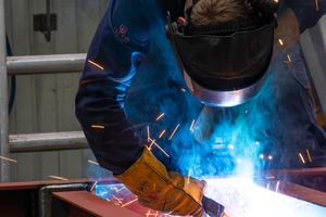  Arbeiten mit Stahl bedeutet hohe Präzision: Die Handwerker von ALHO bewegen sich bei der Herstellung der Module im Bereich von Millimetertoleranzen 