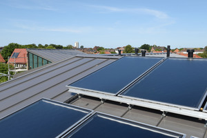  Auf dem Dach des Gebäudes wurde auch eine Photovoltaikanlage installiert. Lindab stellte die notwendigen Halterungen für die Befestigung der Solarmodule zur Verfügung 