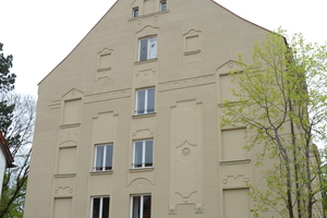  Die Fassade des Gebäudes zeigt eine Vielzahl der üppigen Gestaltungselemente des Jugendstils 