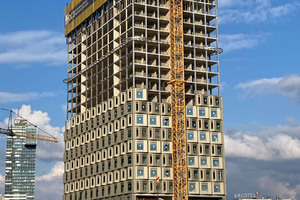  Links: Die Fassadenarchitektur des DC Tower 3 ist geprägt von auskragenden dreieckigen Glaselementen, die beeindruckende Aussichten etwa über die Donau oder die benachbarte UNO-City bieten 