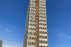  Rechts: Insgesamt dauerten die Fassadenarbeiten am DC Tower 3 über ein Jahr lang 