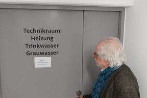  Zugang zum Technikraum: Hier wird das Duschwasser der Bewohner nach Aufbereitung zur WC-Spülung verwendet 