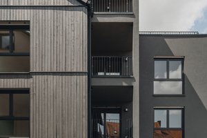 Gestaltungselemente: die besondere Betonung der Balkone und eine Holzverschalung  
