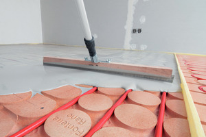  Fußbodenheizung für die Sanierung: Das System „Fonterra Reno“ aus vorgefertigten Gipsfaserplatten zur Aufnahme der Heizrohre kann direkt verfliest werden und nimmt dann nur 21 mm Aufbauhöhe in Anspruch 