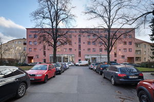  Auffälliges Merkmal der Siedlung „Attilahöhe“ in Berlin-Tempelhof ist der viergeschossige Kopfbau. Im Rahmen einer umfangreichen Sanierung stellten Blumers Architekten aus Berlin das ursprüngliche Erscheinungsbild der von Bruno Taut und Franz Hoffmann geplanten Siedlung wieder her 