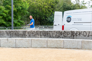  Schnell und rückstandslos werden auch im Mauerpark am Prenzlauer Berg die Schmierereien entfernt 