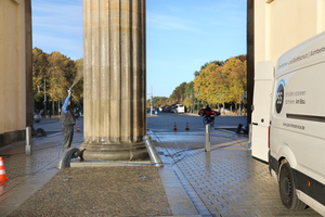  Einsatz am Brandenburger Tor: Die Säulen werden mit dem reversiblen Oberflächen- und Graffitischutzsystem PSS 20 geschützt 
