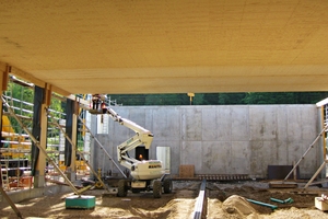  Das Dach des Bauhofs überspannt stützenfrei 25 Meter. Um die statische Trägerhöhe reduzieren zu können, wurde das System aus Holzrippen im Verbund mit Furnierschichtplatten entwickelt 