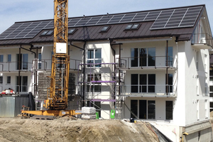  Die großzügigen Photovoltaikanlagen auf den Dachflächen liefern u. a. Energie für die zentrale Wasser-Wasser-Wärmepumpenanlage 