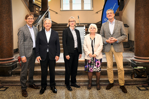  Bei der feierlichen Einweihung des Ensembles mit dabei (v.l.n.r.): Staatssekretär Jens Deutschendorf, NHW-Geschäftsführer Dr. Constantin Westphal, NHW-Geschäftsführerin Monika Fontaine-Kretschmer, Stadträtin Gabriele Wolf und Staatssekretär Dr. Martin J. Worms 