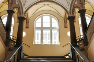  Die Eingangsbereiche und Treppenhäuser mit ihren reichen Stuckverzierungen wurden behutsam saniert 