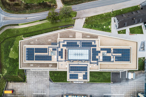  Das Energiekonzept der Viega World wurde im Rahmen des Forschungsprojekts „Energie Digital“ der Bundesregierung gefördert. Es beinhaltet u. a. eine fast 3000 Quadratmeter große Fotovoltaikanlage auf Dach, Fassade und Freifläche. 