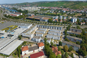  Zu den Lautstärkequellen Bundesstraße und Einkaufszentrum hin gibt sich das Quartier geschlossen 