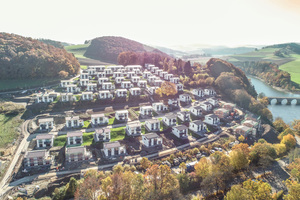  In Hanglage, eingebettet in die Mittelgebirgslandschaft des Sauerlandes, entsteht direkt am Diemelsee ein Feriendorf mit insgesamt 90 ganzjährig nutzbaren, hochwertigen Wohnungen 