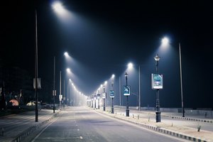  In vielen Städten und Gemeinden wird die Straßenbeleuchtung dauerhaft mit maximaler Leistung betrieben. Gerade in Zeiten von steigenden Energiepreisen suchen Kommunen nach Lösungen, den Verbrauch im diesem Bereich zu reduzieren 
