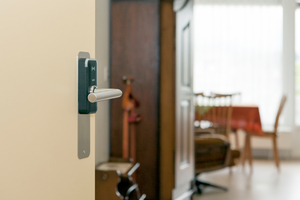  Vielseitige Zutrittslösung: Der elektronische Kurzbeschlag XS4 Mini von SALTO an der Tür zu einer Seniorenwohnung 