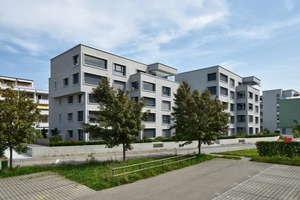  Großzügige Fensterflächen gliedern die Fassade und schaffen tageslichtdurchflutete Räume im Neubau des Seniorenzentrums Horn 