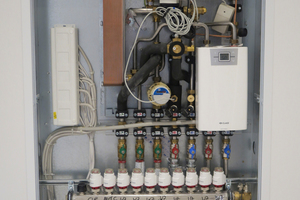  Die dezentralen Wohnungsstationen integrieren einen elektronisch gesteuerten Durchlauferhitzer, Wärme- und Wassermengenzähler sowie die Verteilereinheit für die Flächenheizung 