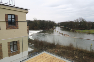  Blick über das Wasser: Links das Trothaer Wehr, im Hintergrund die Katzenbuckel-Brücke 