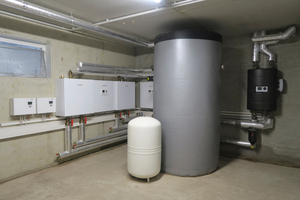  Im Technikraum befinden sich der 1.000 Liter fassende Pufferspeicher sowie je eine Hydro- und Powerbox für die Wärmepumpen 
