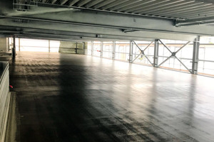  Rechts: Der Betreiber entschied sich für den Einsatz der PMMA-basierten und vollflächig armierten Parkdeckbeschichtung Triflex ProDeck  