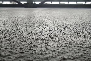  Die Beschichtung Triflex ProDeck in der Variante 1 wird mit Quarzsand abgestreut, was der Fläche eine hohe Rutsch- und Abriebfestigkeit gibt 