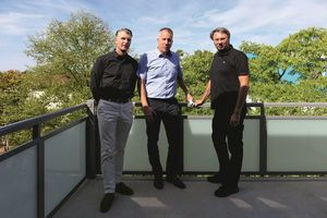  Besuchten Hessens erstes Recyclinghaus (v.l.n.r.): Robert Lotz, NHW-Fachbereichsleiter Modernisierung &amp; Großinstandhaltung, NHW-Servicecenterleiter Tobias Bundschuh und Kelsterbachs Bürgermeister Manfred Ockel. 