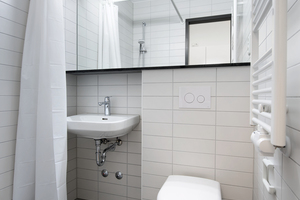  Blick ins fertige Badezimmer eines Einzimmer-Apartments 