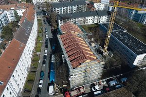  Blick von oben während des Bauprozesses: Die Holzmodule bilden das neue Satteldach 