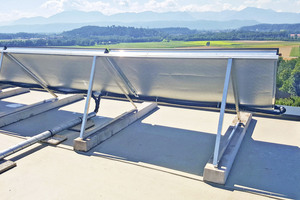  Flachdächer eignen sich bestens für die Installation einer Solaranlage. Lösungen wie Triflex ProDetail binden die Befestigungspunkte des Gestells sicher ein 