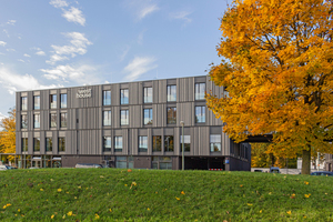  Das Begegnungszentrum Westhouse in Augsburg vereint Arbeit, Freizeit und Begegnung unter einem Dach. Von außen überzeugt eine edle silbergraue Holzfassade 