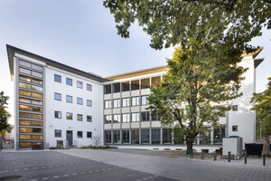  Der freistehende viergeschossige Bau prägt mit seinem L-förmigen Grundriss das Stadtviertel. 