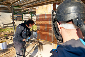  Bei der maschinellen Applikation wird das Spezialharz Polyurethan (PU) durch den Einsatz einer Airless-Pumpe der Firma Graco mit hohem Druck vom Gerät angezogen und durch den Verarbeiter appliziert 