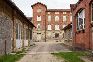  Abb.2: Der Spinnerei-Hochbau mit seiner rot-gebrannten Sichtziegel-Fassade war und bleibt das Herzstück des Areals 