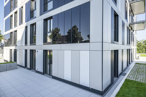  Das Gebäude „Im Wohnpark Nette 6“ bezieht seine Wirkung aus den streng symmetrisch angeordneten Fassadentafeln sowie aus einer Akzente setzenden Farbgebung 