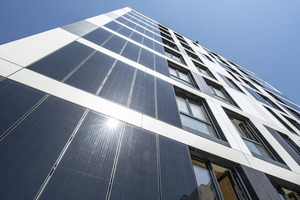  In die Fassade wurden Photovoltaik-Elemente integriert. Dies sorgt dafür, dass das Gebäude über seinen Lebenszyklus hinweg energiepositiv ist 