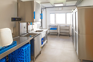  Direkt an den Speisesaal grenzt die Küche mit Spülbereich, Essensausgabe, Küchenlager und Anlieferung an 