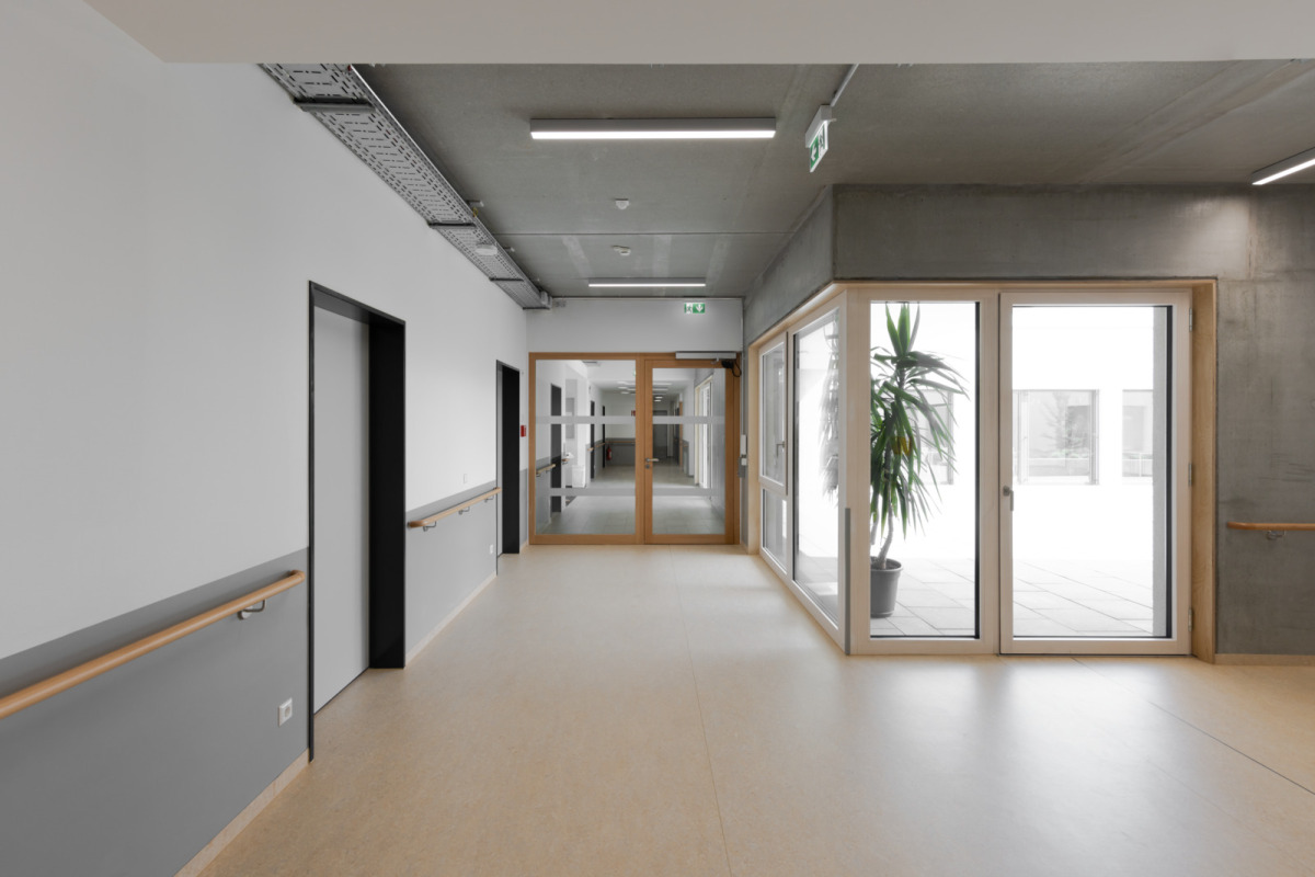 Farbige Akzentwände treffen auf puristischen Sichtbeton ...